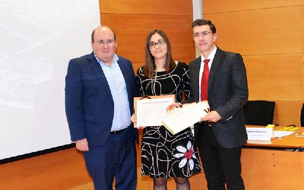 Sara Suarez recibe el premio con Francisco Martinez Capel 02